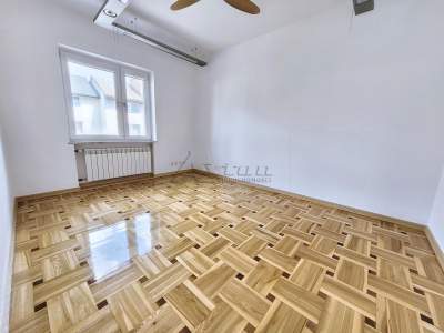                                     Casas para Rent   Warszawa
                                     | 240 mkw